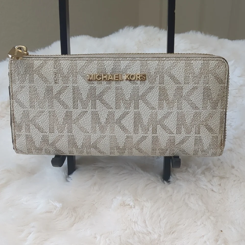 Michael Kors Jet Set Travel Large Zip Around Wallet Vanilla MK Signature